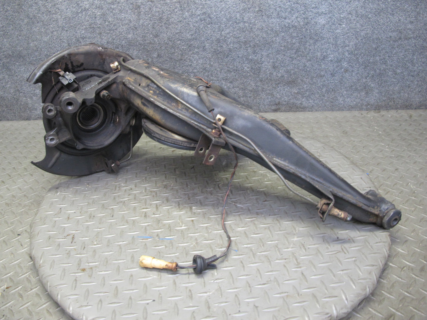 87-91 BMW E30 3-SERIES Rear Right Trailing Arm Spindle Knuckle Wheel Hub OEM
