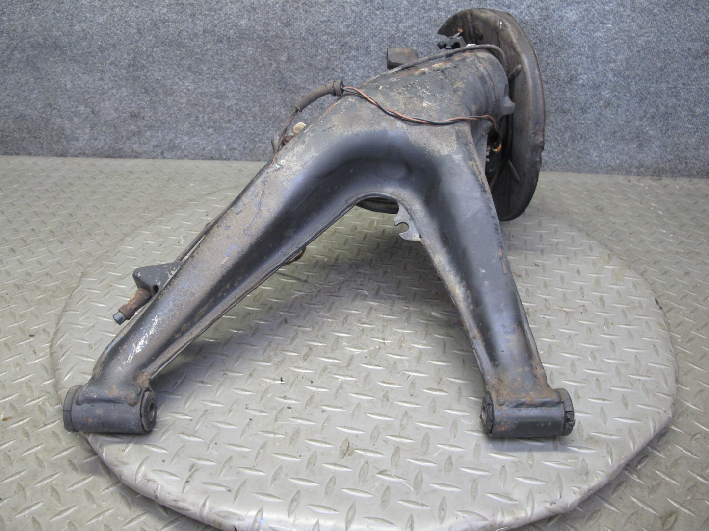 87-91 BMW E30 3-SERIES Rear Right Trailing Arm Spindle Knuckle Wheel Hub OEM