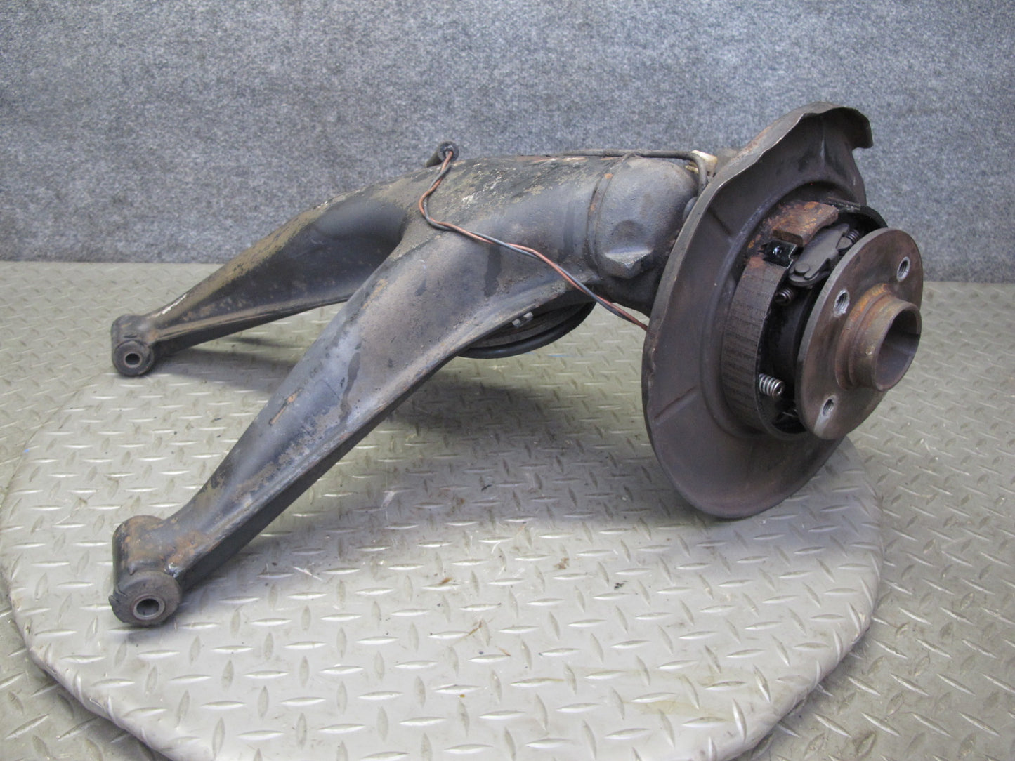 87-91 BMW E30 3-SERIES Rear Right Trailing Arm Spindle Knuckle Wheel Hub OEM