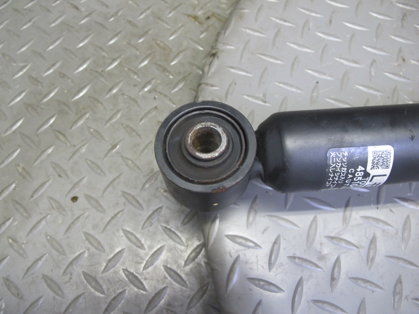 04-06 Lexus UCF30L LS430 Set of 2 Front Left & Right Strut Shock Absorber OEM