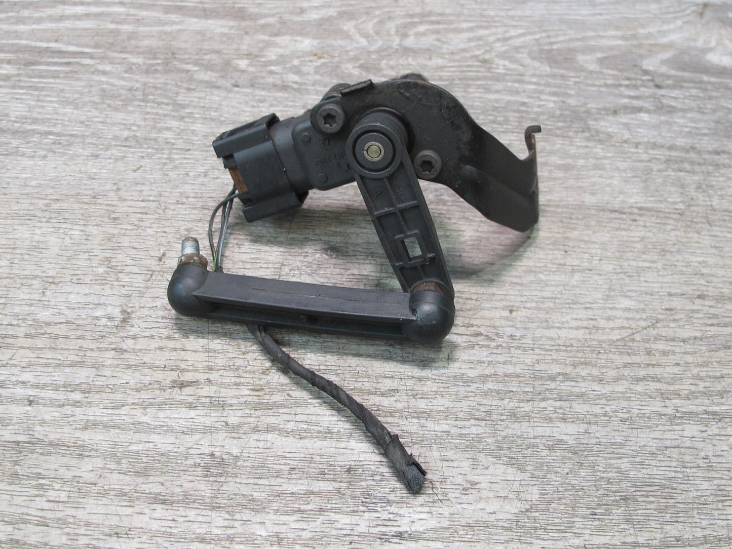 2014-2018 BMW F15 X5 Rear Left Suspension Height Level Sensor 6853747