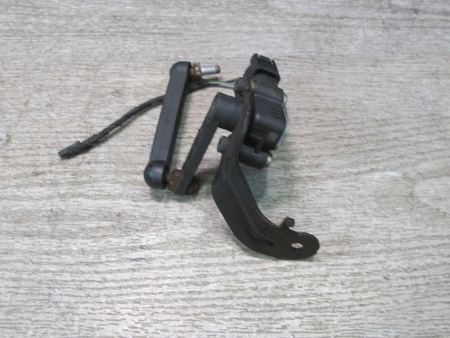 2014-2018 BMW F15 X5 Rear Left Suspension Height Level Sensor 6853747