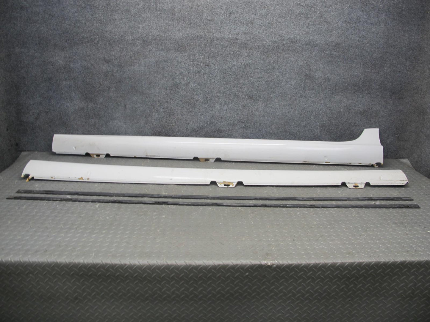 06-09 VW R32 2-DR Left & Right Side Skirt Rocker Panel Candy White w Retaine OEM