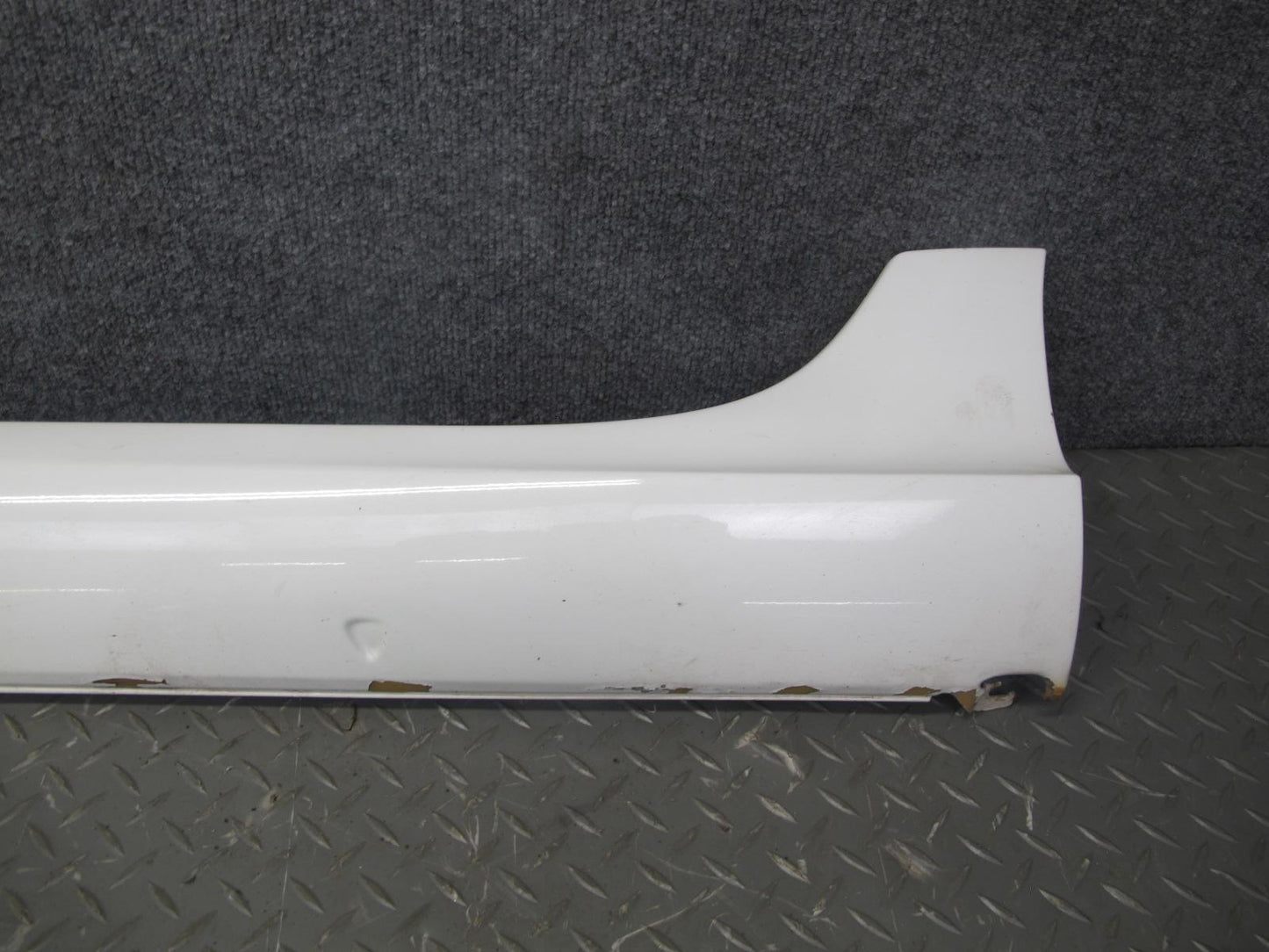 06-09 VW R32 2-DR Left & Right Side Skirt Rocker Panel Candy White w Retaine OEM
