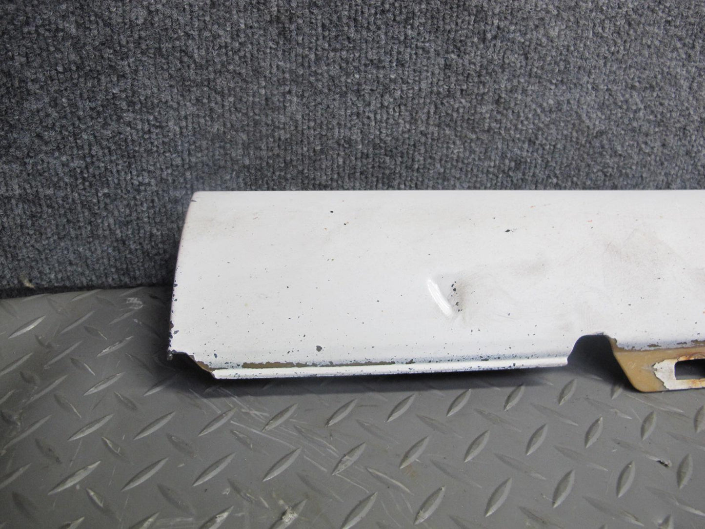 06-09 VW R32 2-DR Left & Right Side Skirt Rocker Panel Candy White w Retaine OEM