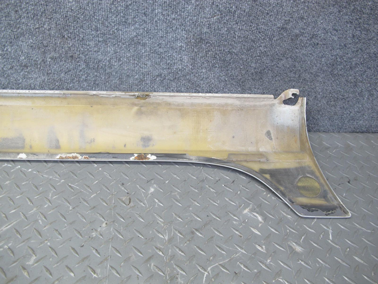 06-09 VW R32 2-DR Left & Right Side Skirt Rocker Panel Candy White w Retaine OEM