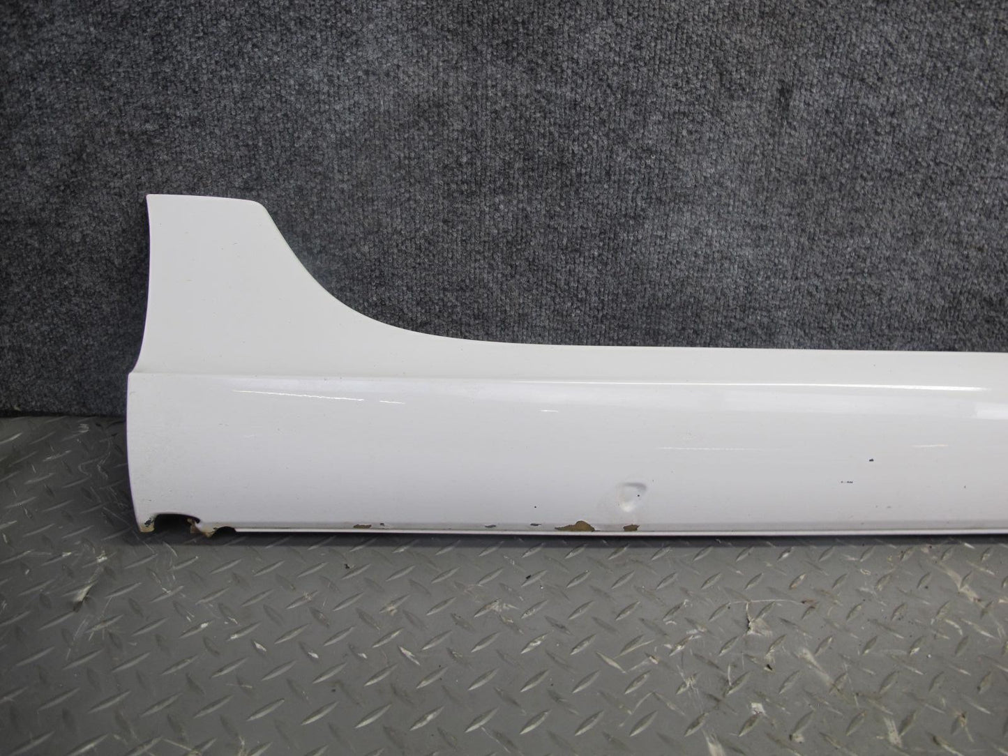 06-09 VW R32 2-DR Left & Right Side Skirt Rocker Panel Candy White w Retaine OEM