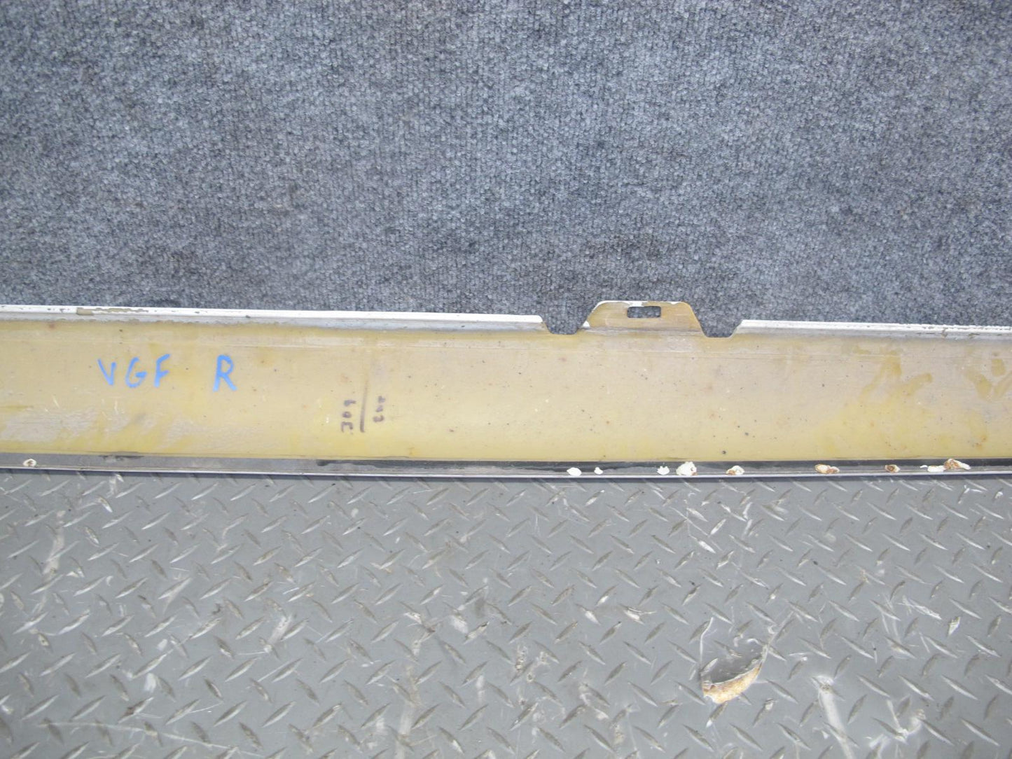 06-09 VW R32 2-DR Left & Right Side Skirt Rocker Panel Candy White w Retaine OEM