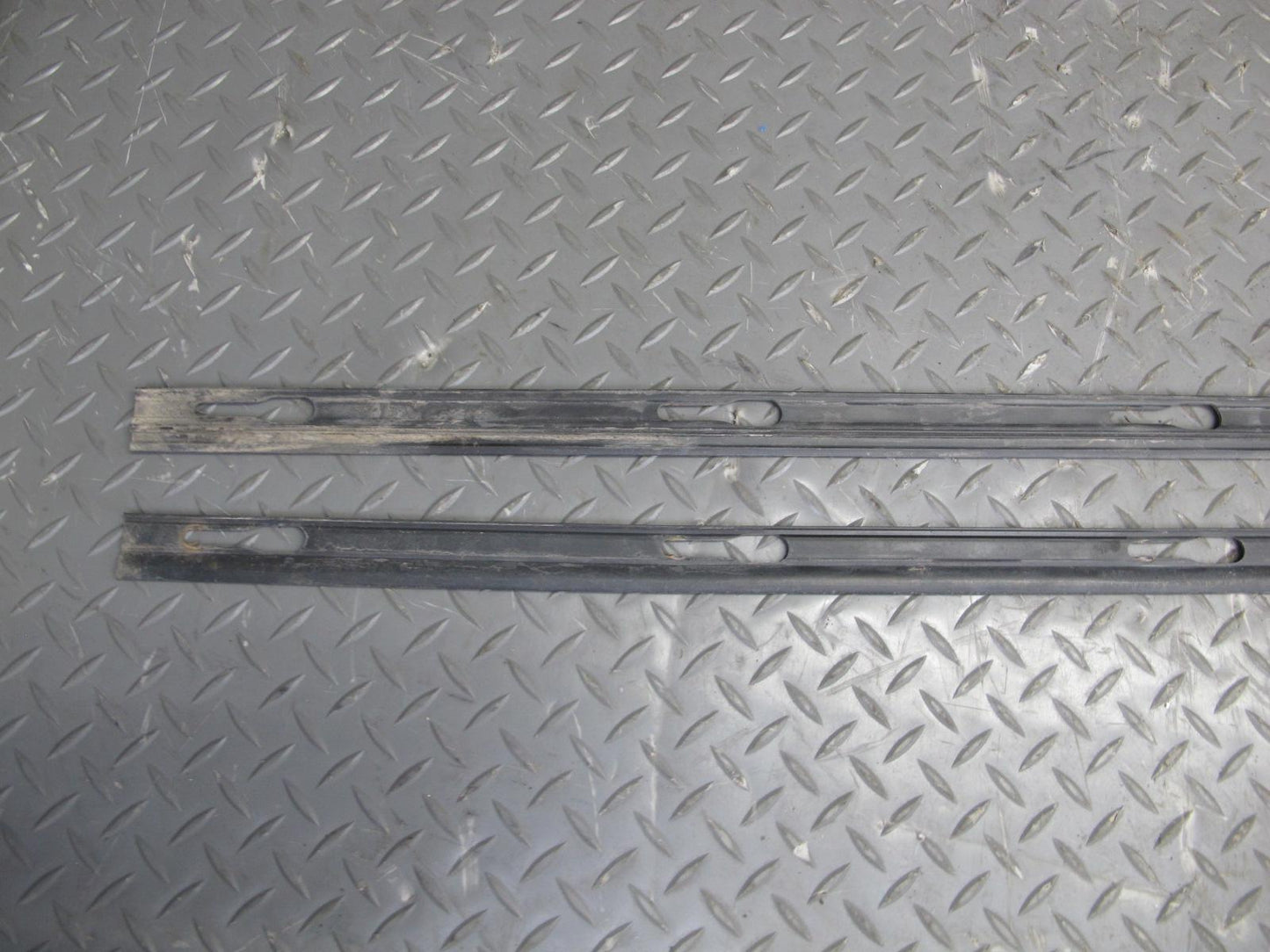 06-09 VW R32 2-DR Left & Right Side Skirt Rocker Panel Candy White w Retaine OEM