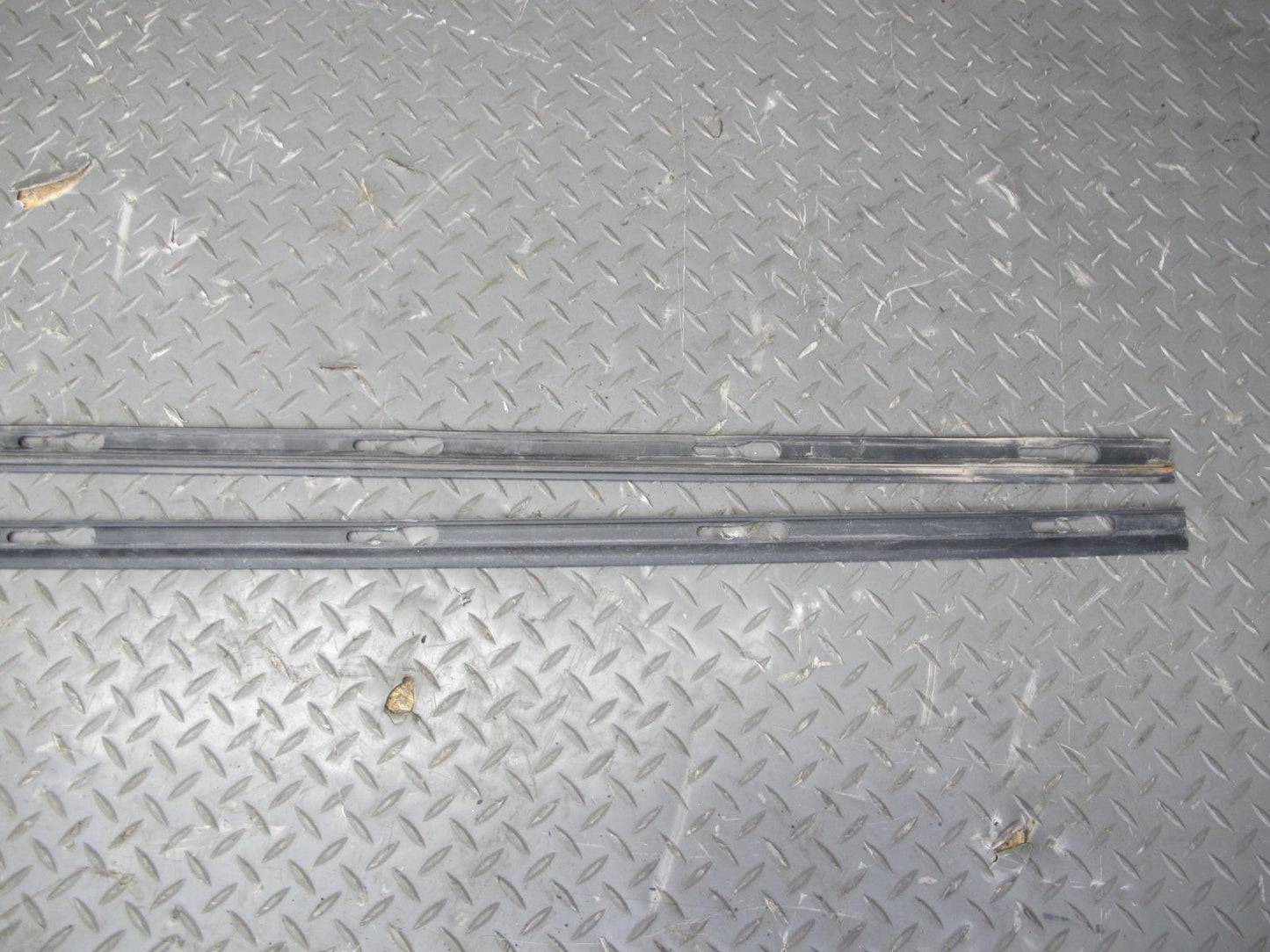 06-09 VW R32 2-DR Left & Right Side Skirt Rocker Panel Candy White w Retaine OEM