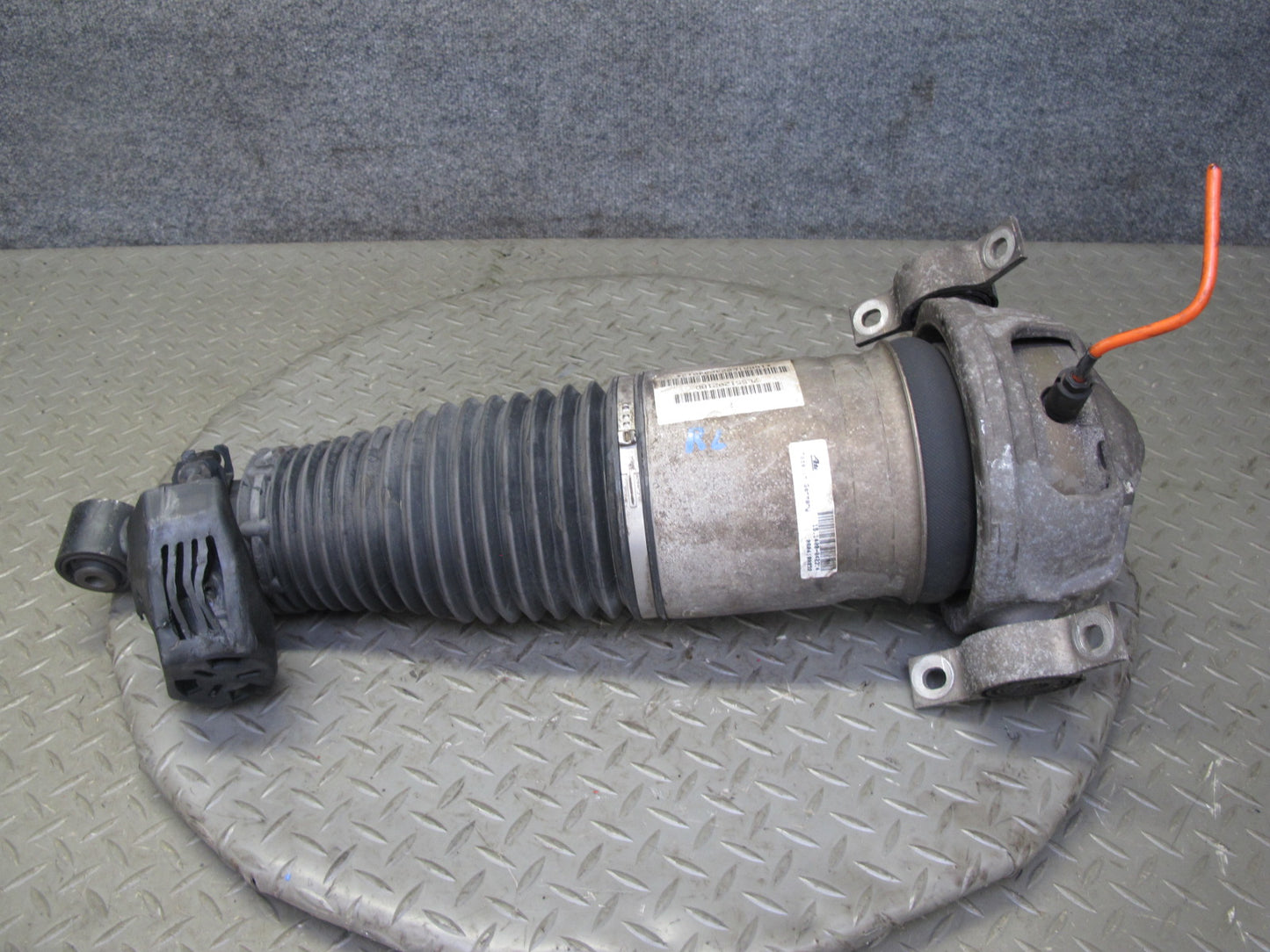2003-2006 Porsche Cayenne 955 Turbo Rear Left Air Strut Shock Absorber
