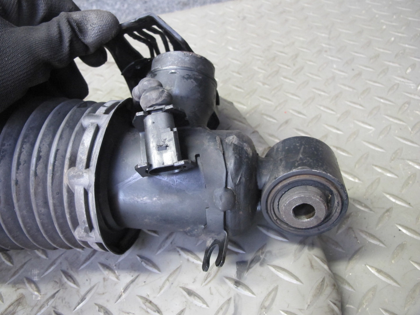2003-2006 Porsche Cayenne 955 Turbo Rear Left Air Strut Shock Absorber