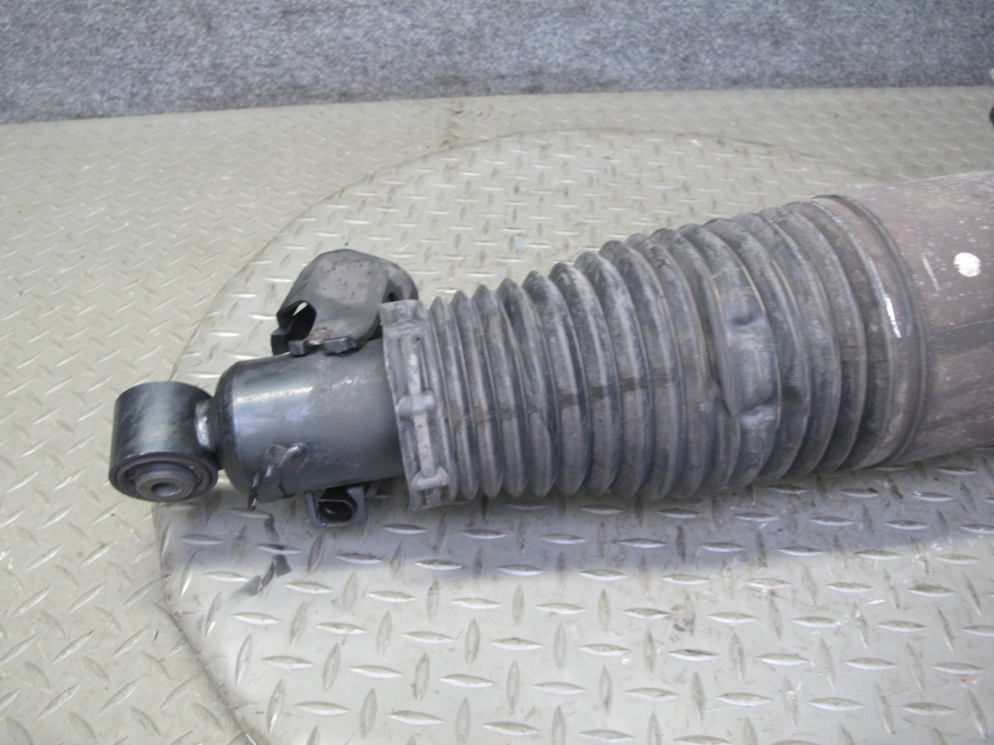2003-2006 Porsche Cayenne 955 Turbo Rear Left Air Strut Shock Absorber