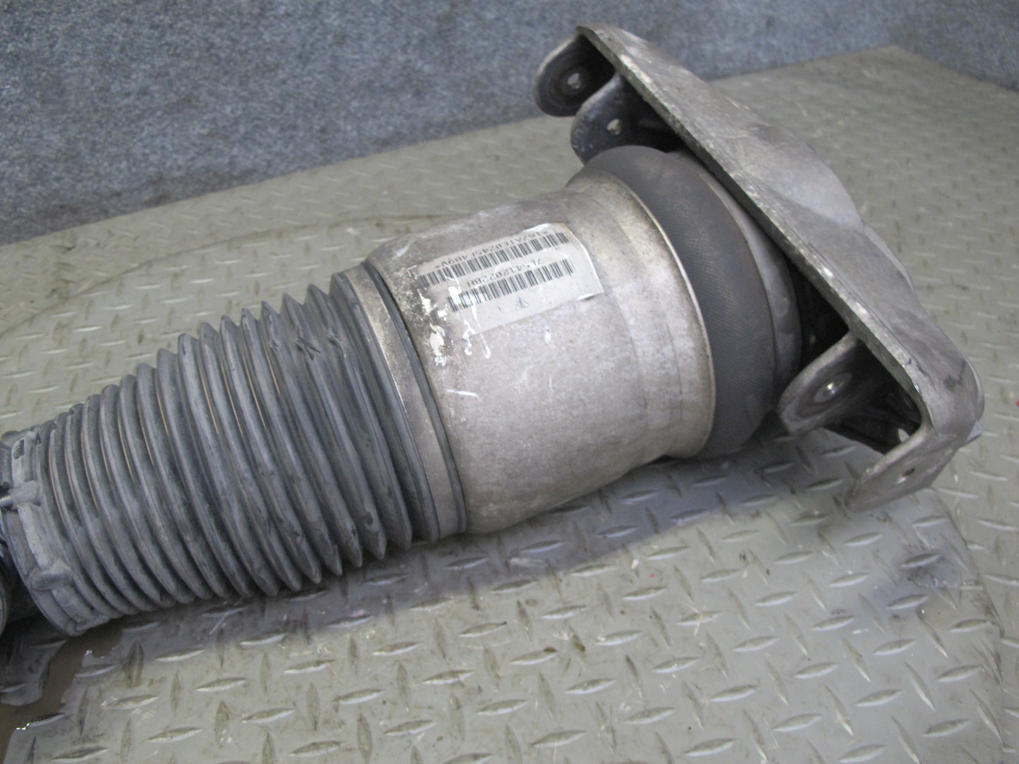 2005-2006 Porsche Cayenne 955 Turbo Front Right Air Strut Shock Absorber