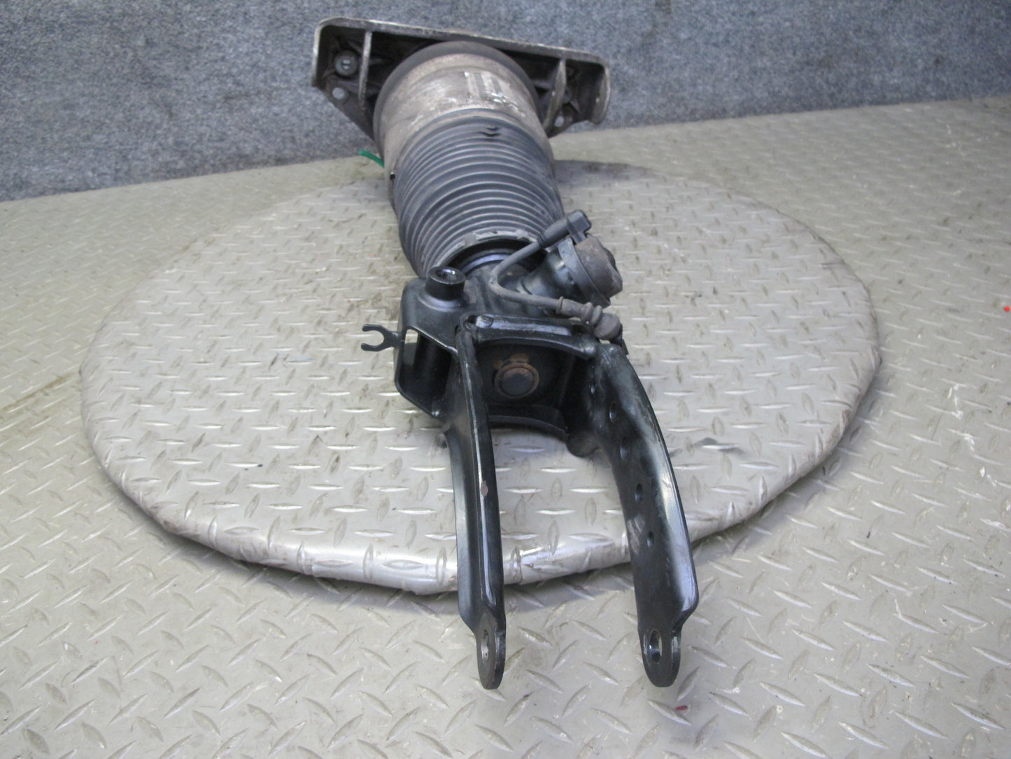 2005-2006 Porsche Cayenne 955 Turbo Front Right Air Strut Shock Absorber