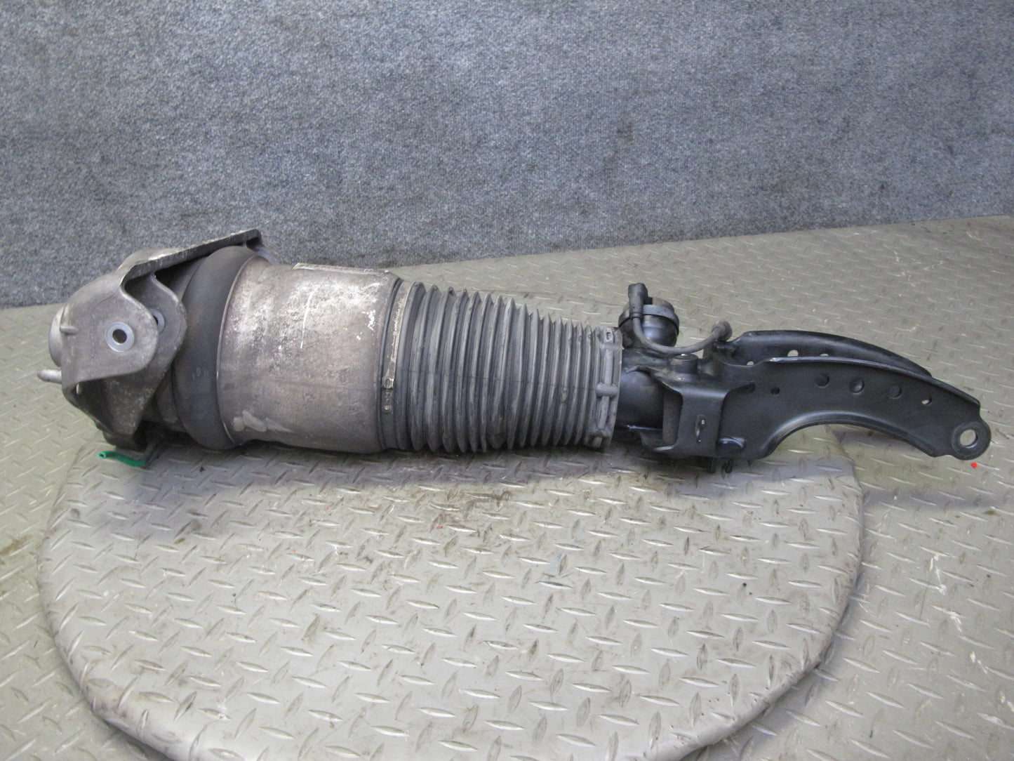 2005-2006 Porsche Cayenne 955 Turbo Front Right Air Strut Shock Absorber