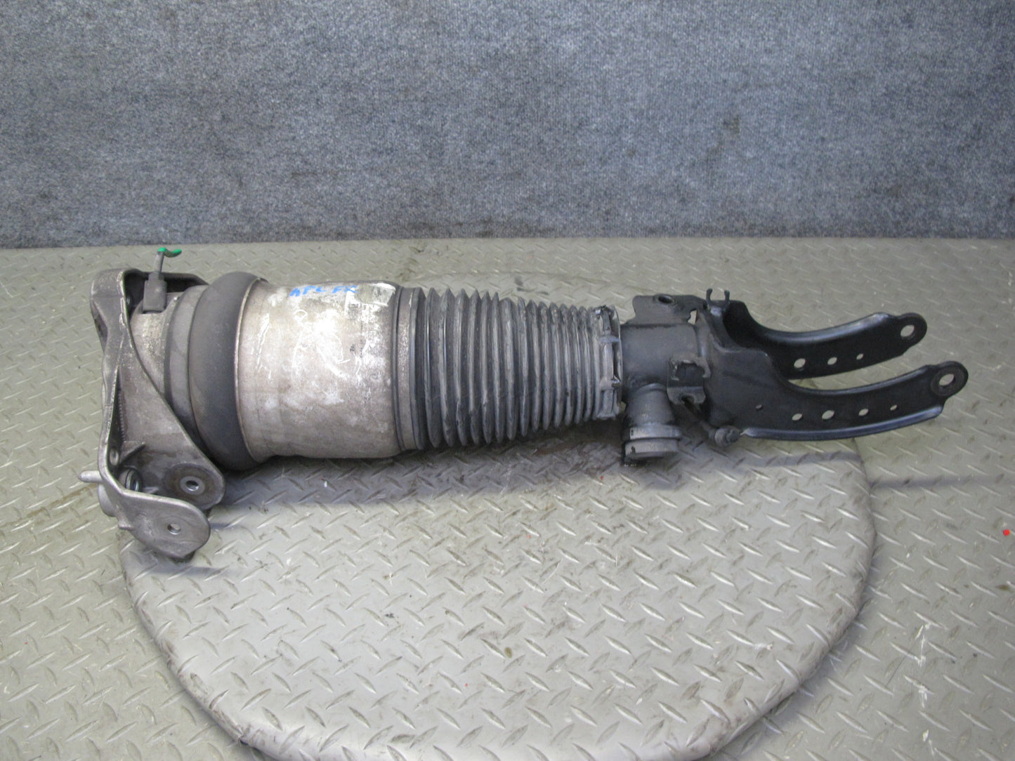 2005-2006 Porsche Cayenne 955 Turbo Front Right Air Strut Shock Absorber