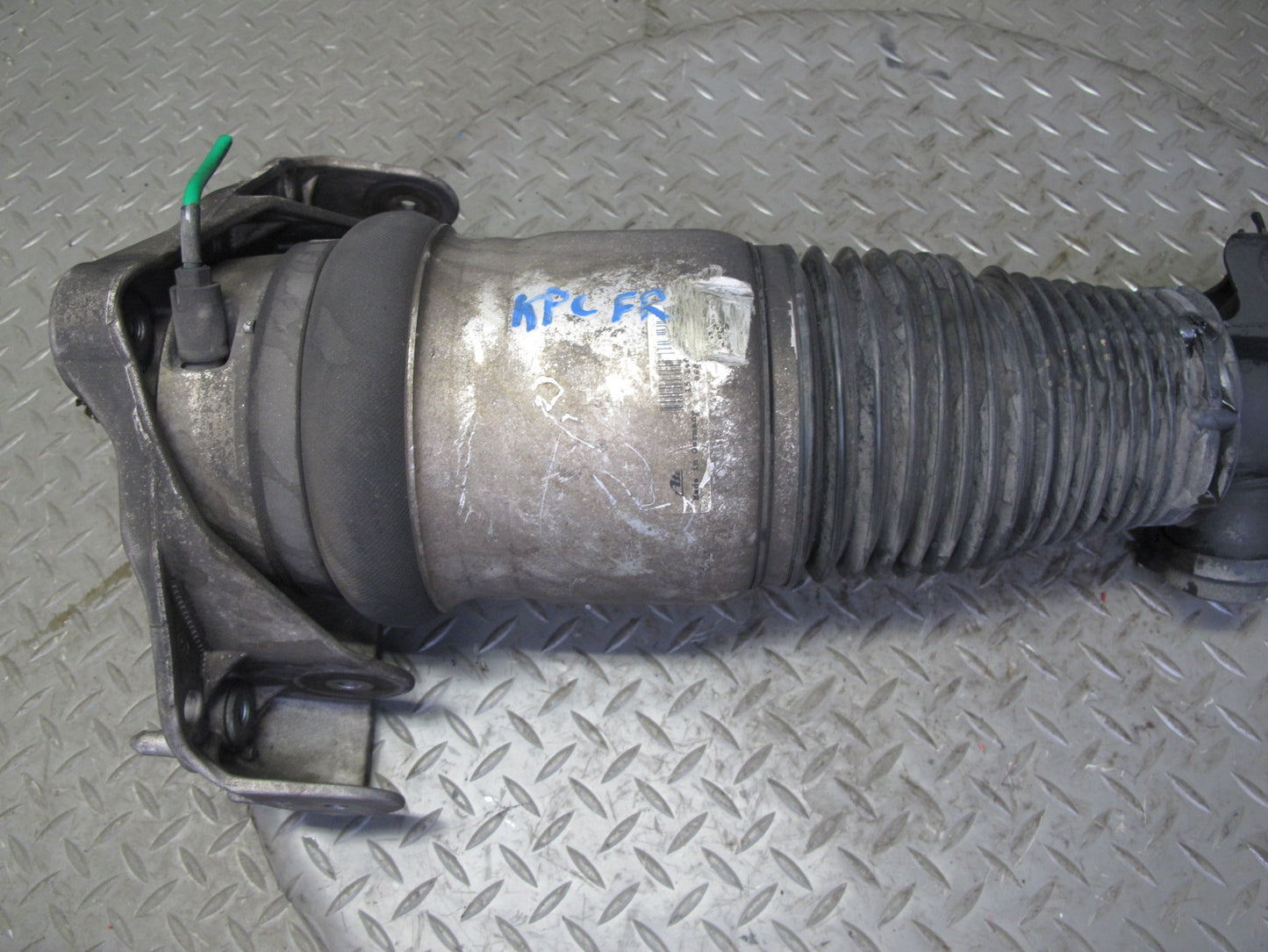 2005-2006 Porsche Cayenne 955 Turbo Front Right Air Strut Shock Absorber