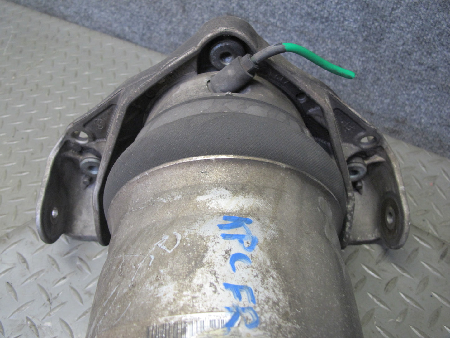 2005-2006 Porsche Cayenne 955 Turbo Front Right Air Strut Shock Absorber