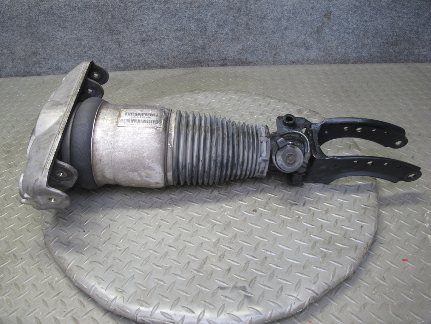 2005-2006 Porsche Cayenne 955 Turbo Front Left Air Strut Shock Absorber