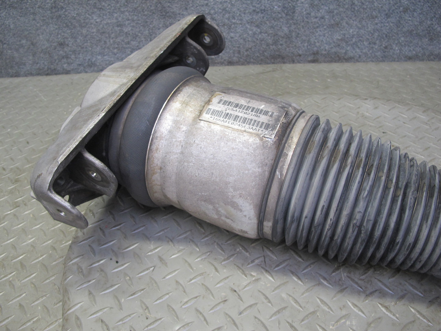 2005-2006 Porsche Cayenne 955 Turbo Front Left Air Strut Shock Absorber