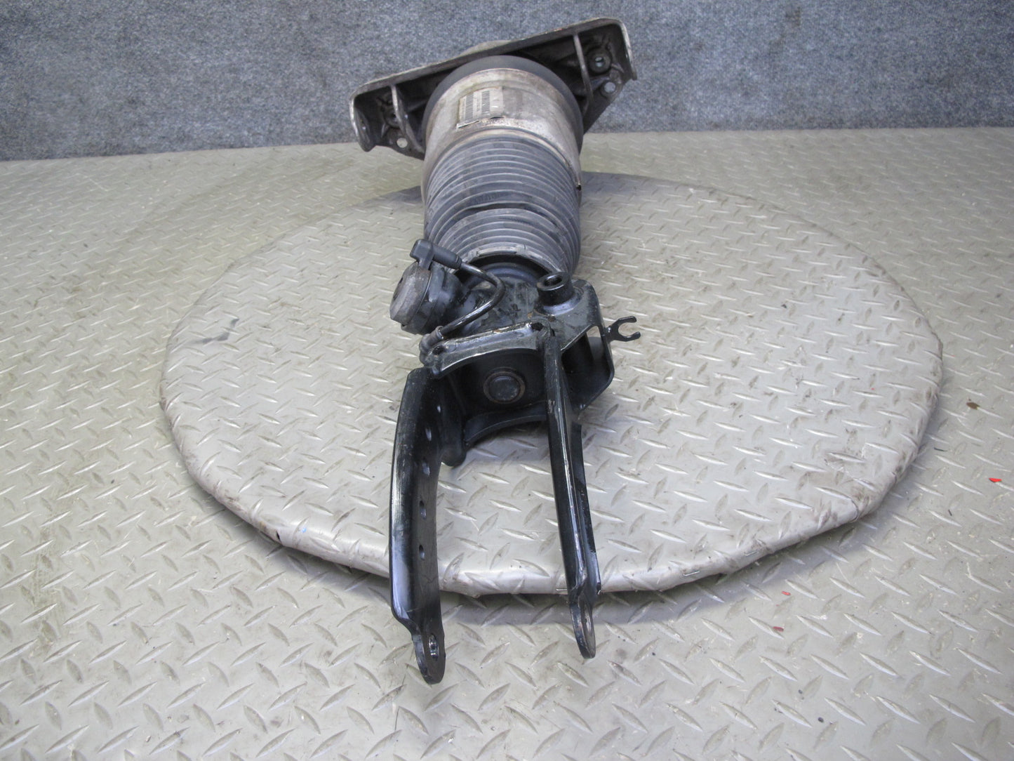 2005-2006 Porsche Cayenne 955 Turbo Front Left Air Strut Shock Absorber