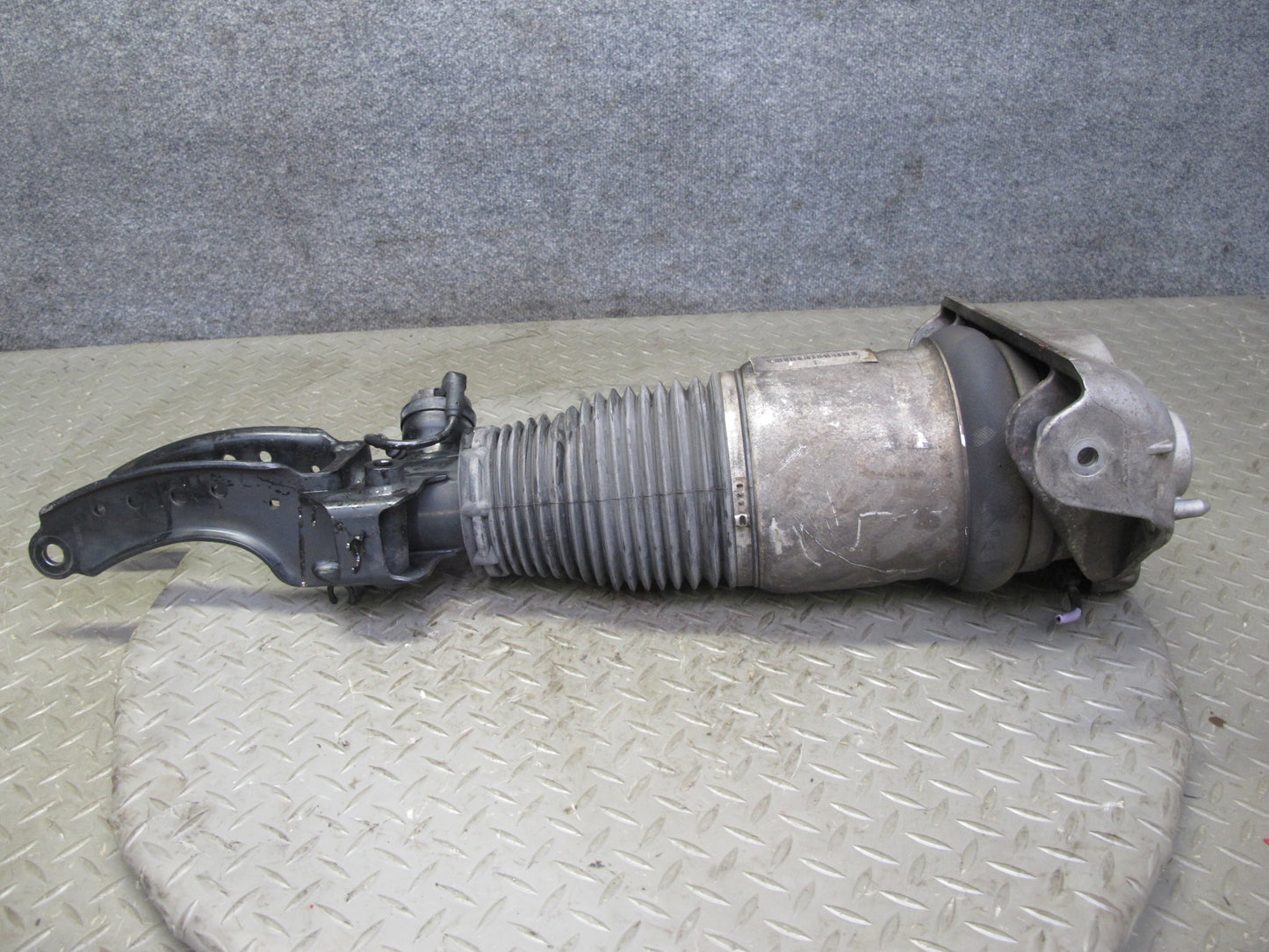 2005-2006 Porsche Cayenne 955 Turbo Front Left Air Strut Shock Absorber