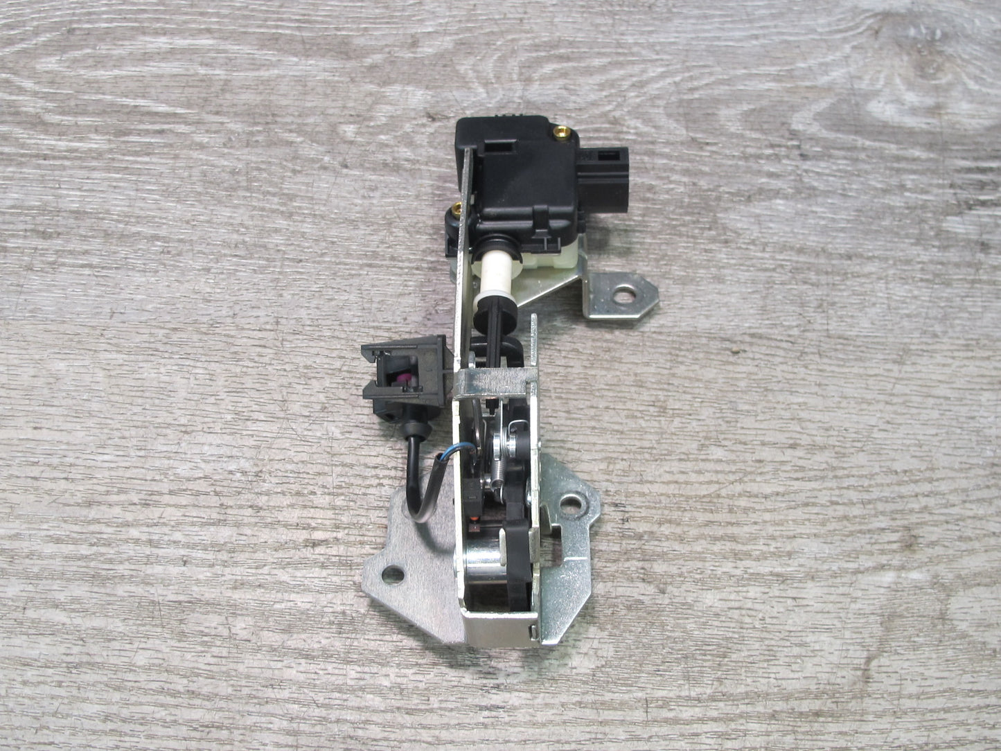 2008-2010 Porsche Cayenne 957 Rear Trunk Window Lock Latch Actuator 7L0827506E