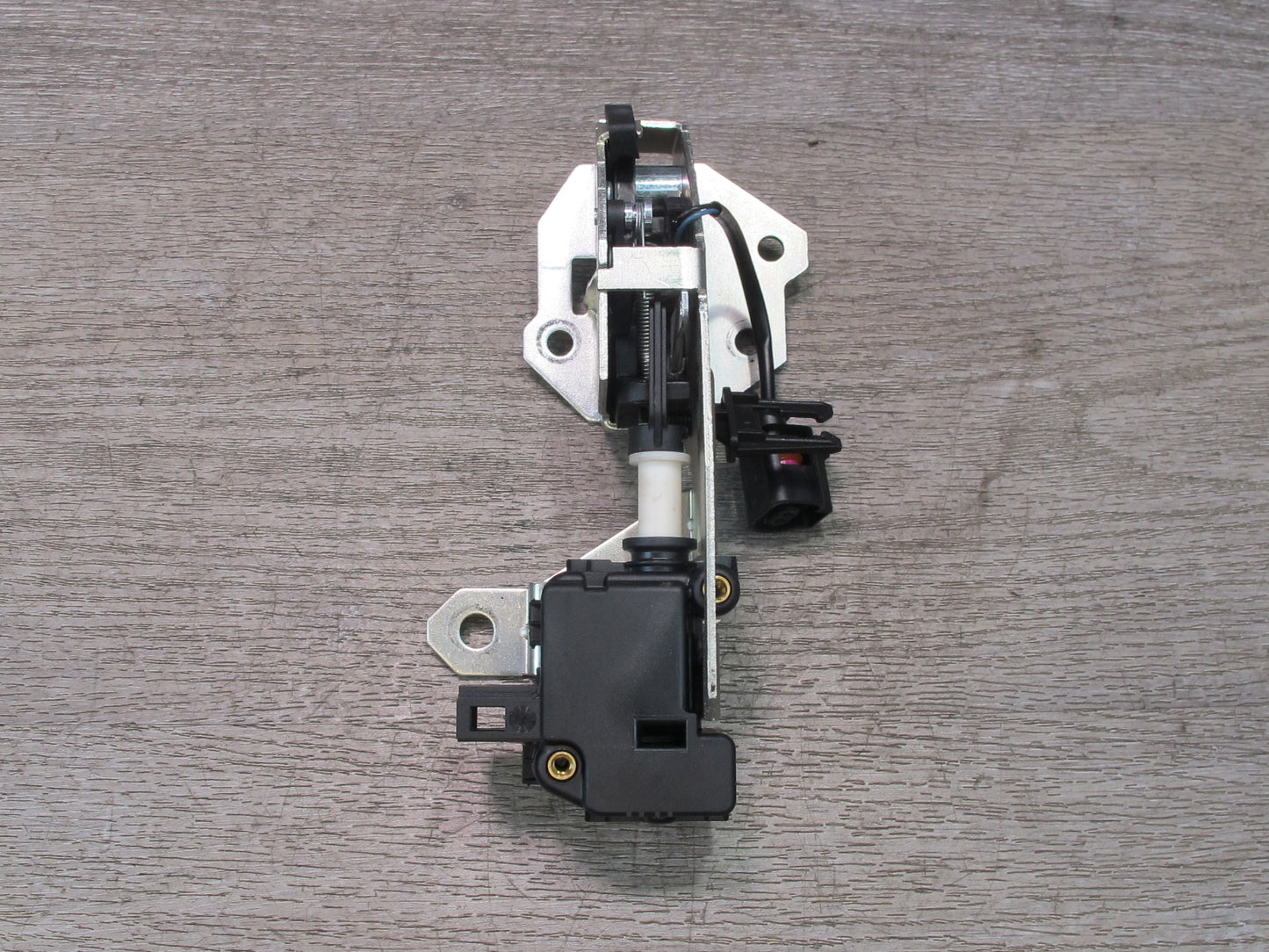 2008-2010 Porsche Cayenne 957 Rear Trunk Window Lock Latch Actuator 7L0827506E