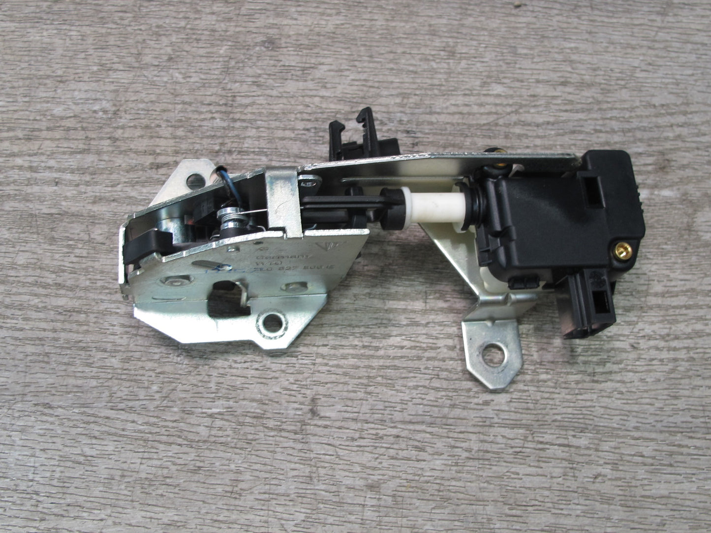 2008-2010 Porsche Cayenne 957 Rear Trunk Window Lock Latch Actuator 7L0827506E