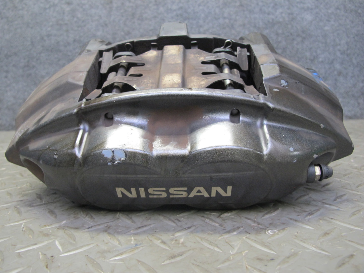 09-12 Nissan Z34 370Z Front Left & Right Sport Brake Caliper Set Akebono OEM