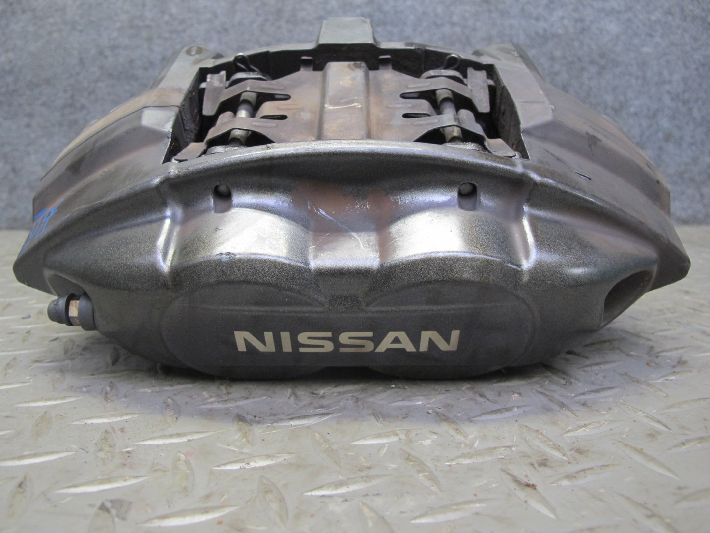09-12 Nissan Z34 370Z Front Left & Right Sport Brake Caliper Set Akebono OEM