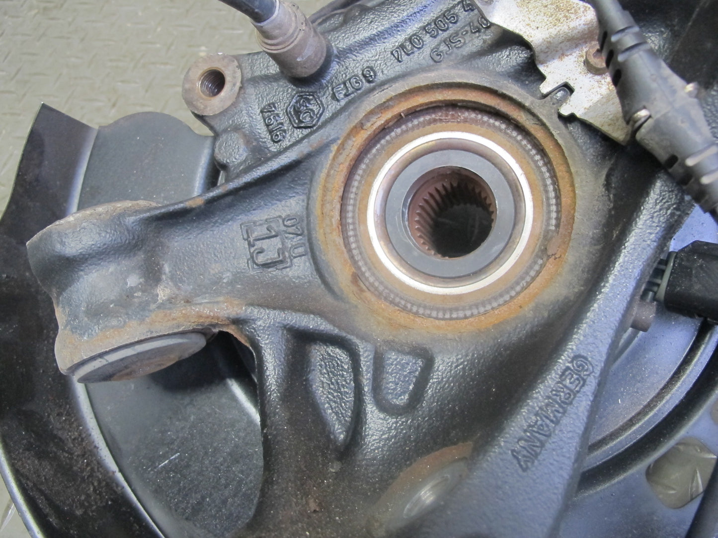 2008-2010 Porsche Cayenne 957 AWD Turbo Rear Right Spindle Knuckle Wheel Hub