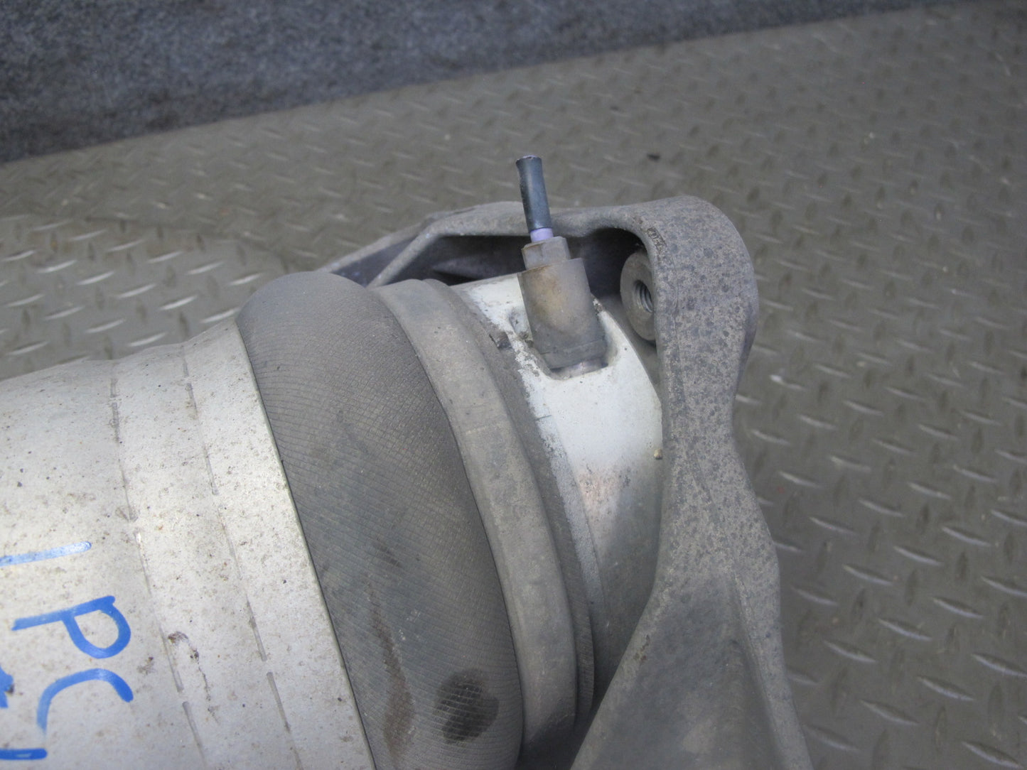 2008-2010 Porsche Cayenne 957 Front Left Air Spring Strut Shock Absorber