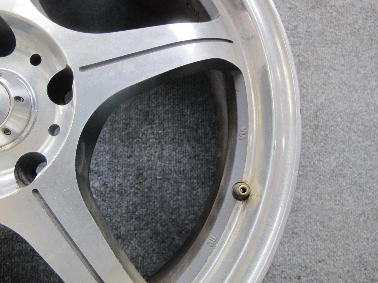 ADR Design 18" R18 Wheel Rim 18x7.5J ET40 5x120.65 w Center Cap