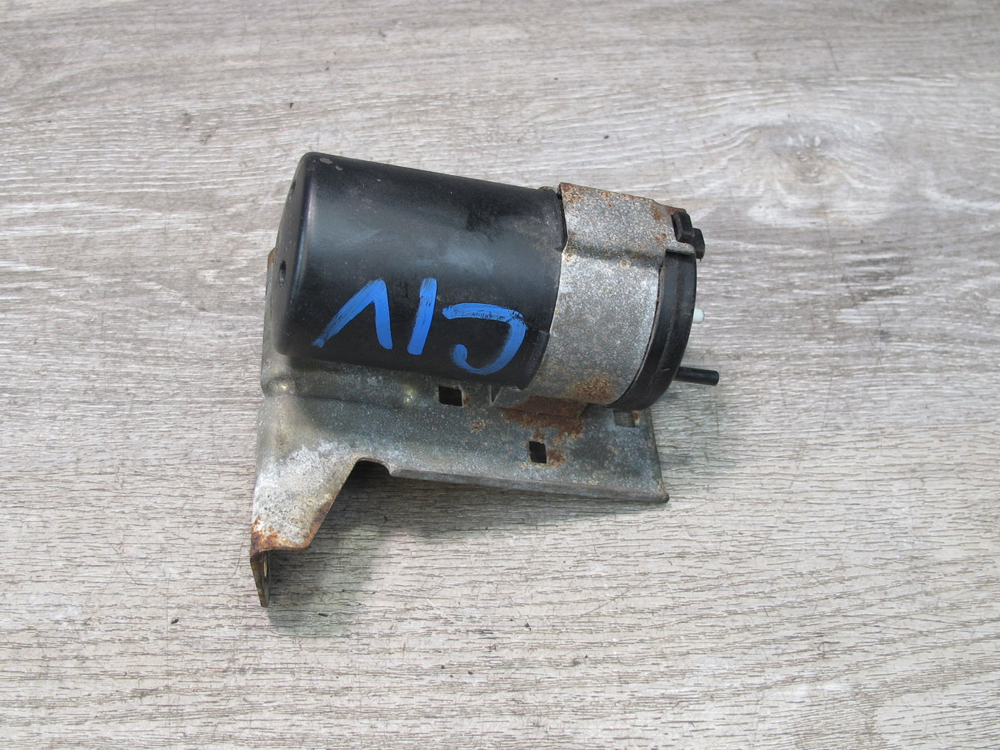 99-01 Isuzu Vehicross Vacuum Reservoir Tank w Bracket OEM