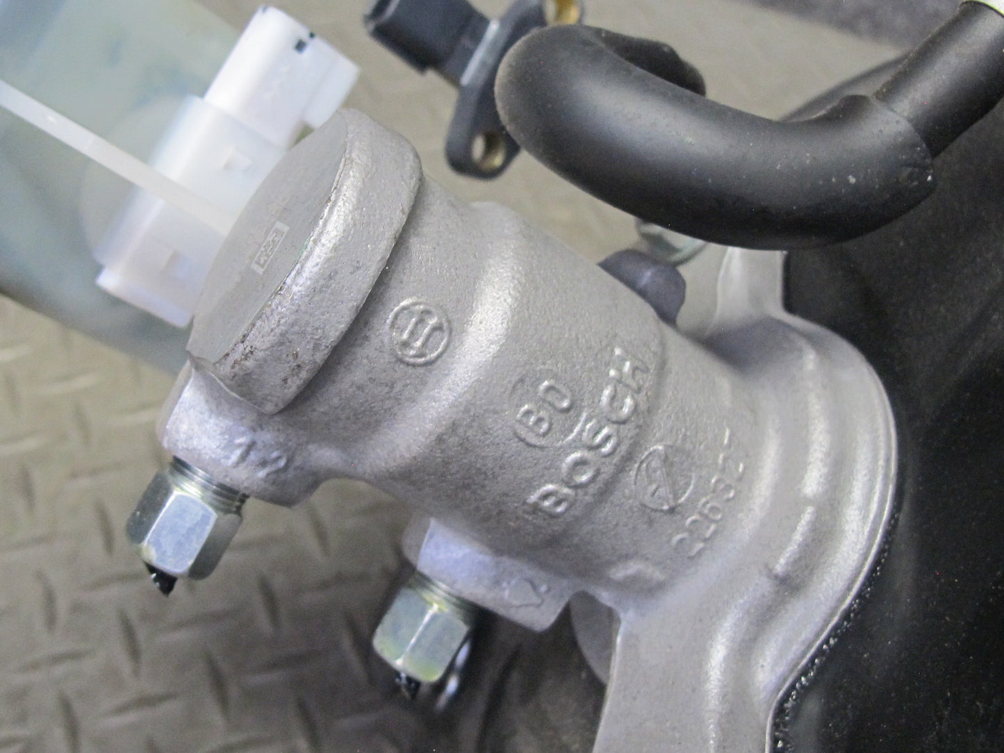 2010 Nissan Z34 370Z Convert Brake Master Cylinder Booster Fluid Reservoir OEM
