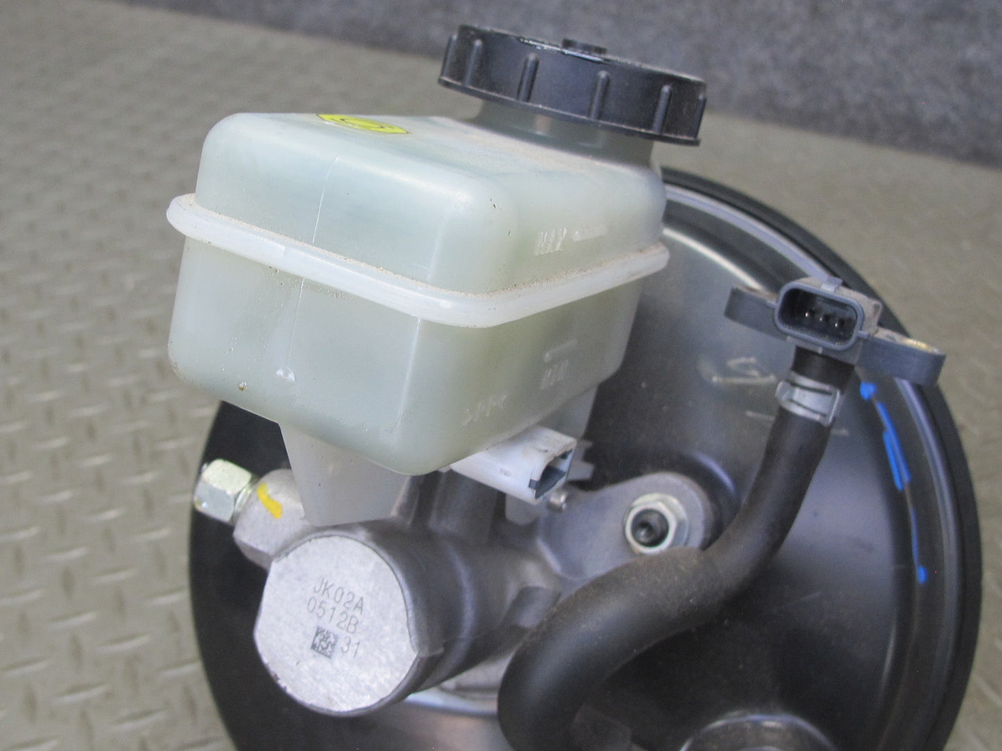 2010 Nissan Z34 370Z Convert Brake Master Cylinder Booster Fluid Reservoir OEM