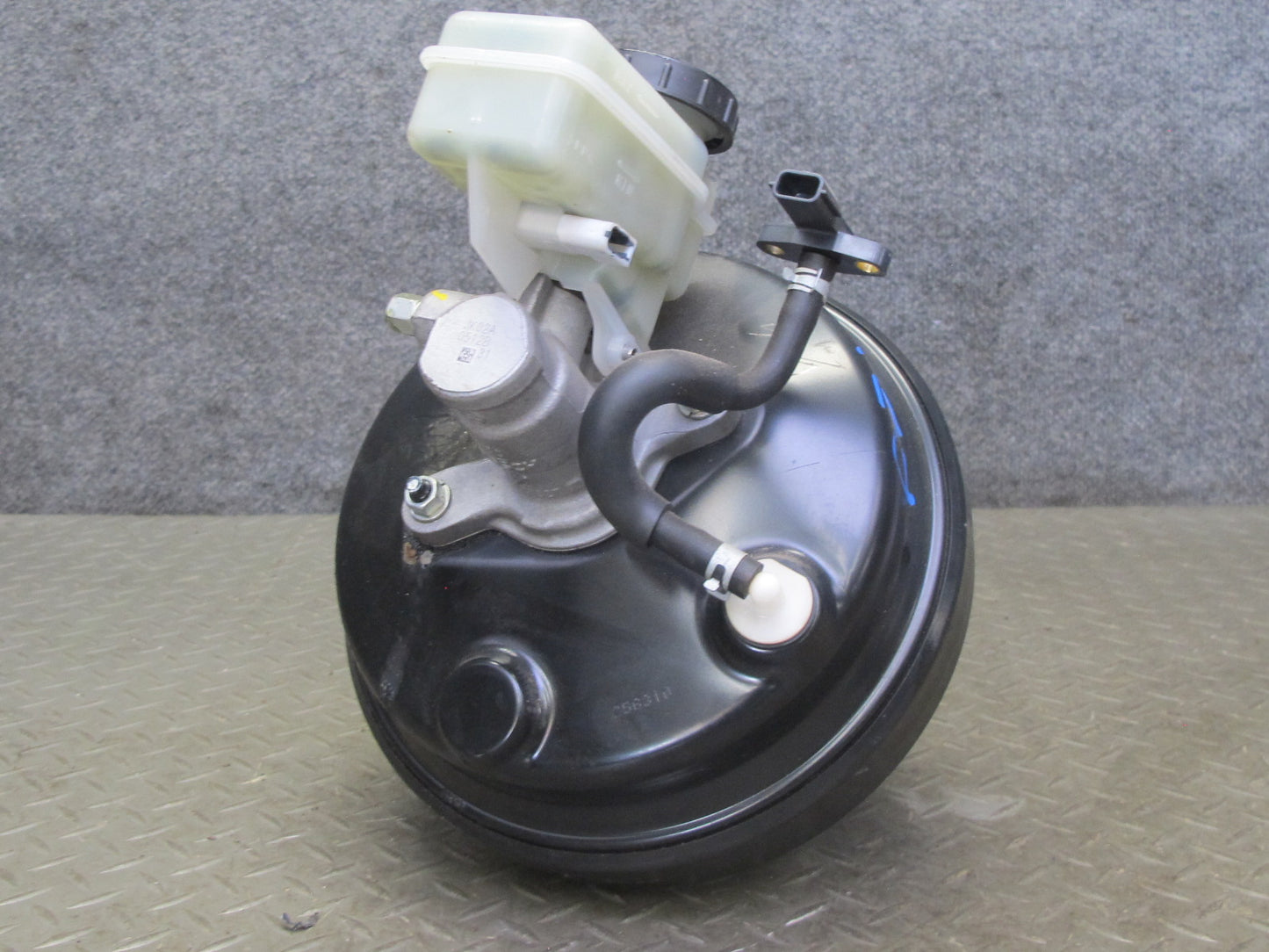 2010 Nissan Z34 370Z Convert Brake Master Cylinder Booster Fluid Reservoir OEM
