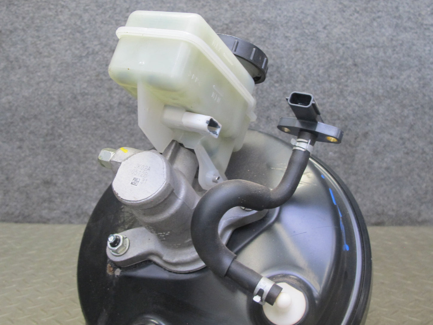 2010 Nissan Z34 370Z Convert Brake Master Cylinder Booster Fluid Reservoir OEM