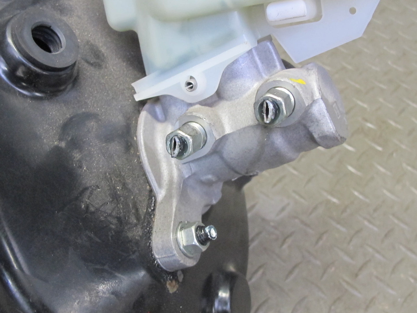 2010 Nissan Z34 370Z Convert Brake Master Cylinder Booster Fluid Reservoir OEM