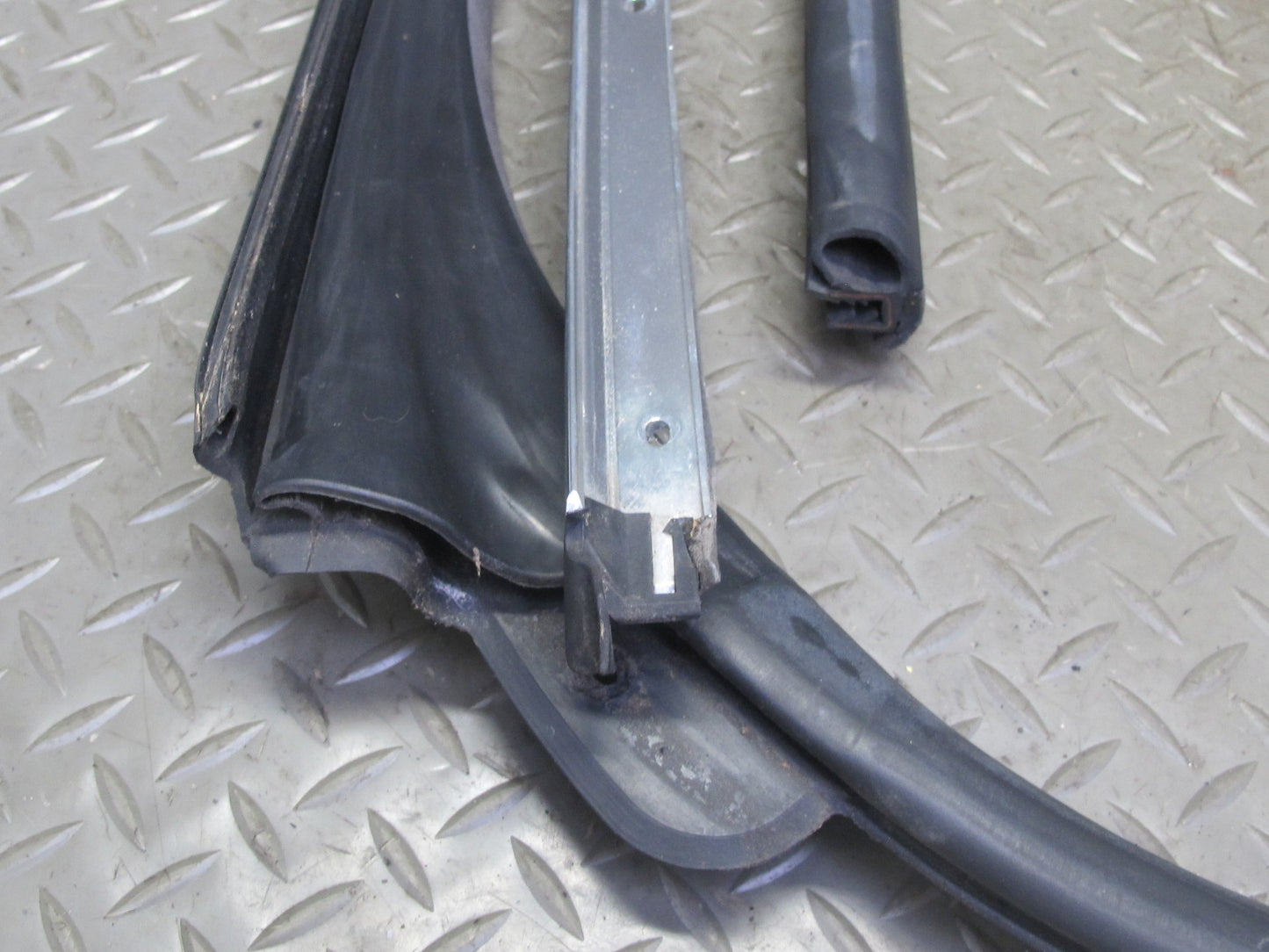 01-06 BMW E46 330ci Convertible Windshield TOP Weatherstrip Rubber Seal OEM
