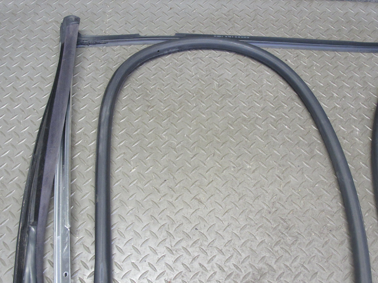 01-06 BMW E46 330ci Convertible Windshield TOP Weatherstrip Rubber Seal OEM