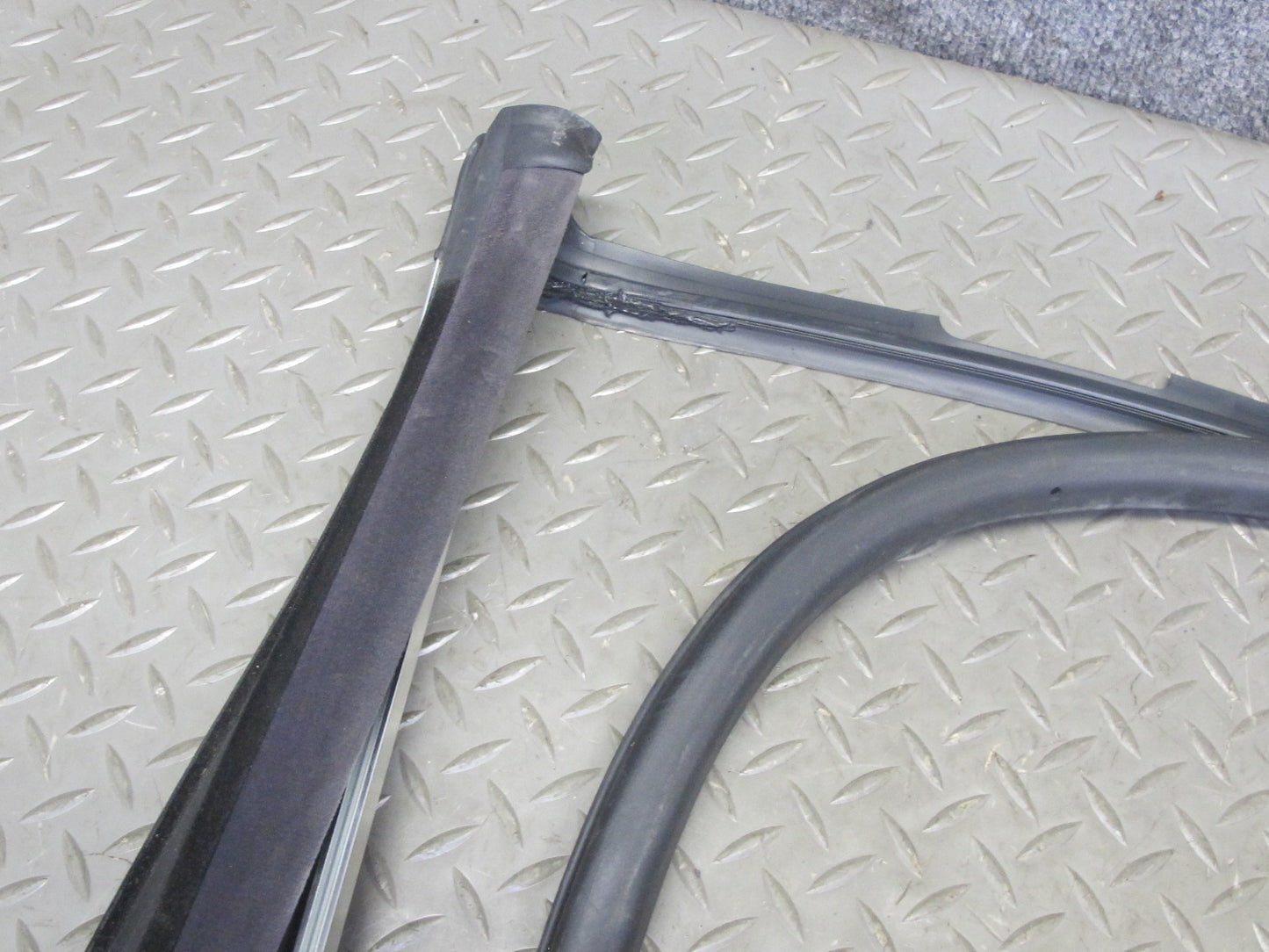 01-06 BMW E46 330ci Convertible Windshield TOP Weatherstrip Rubber Seal OEM