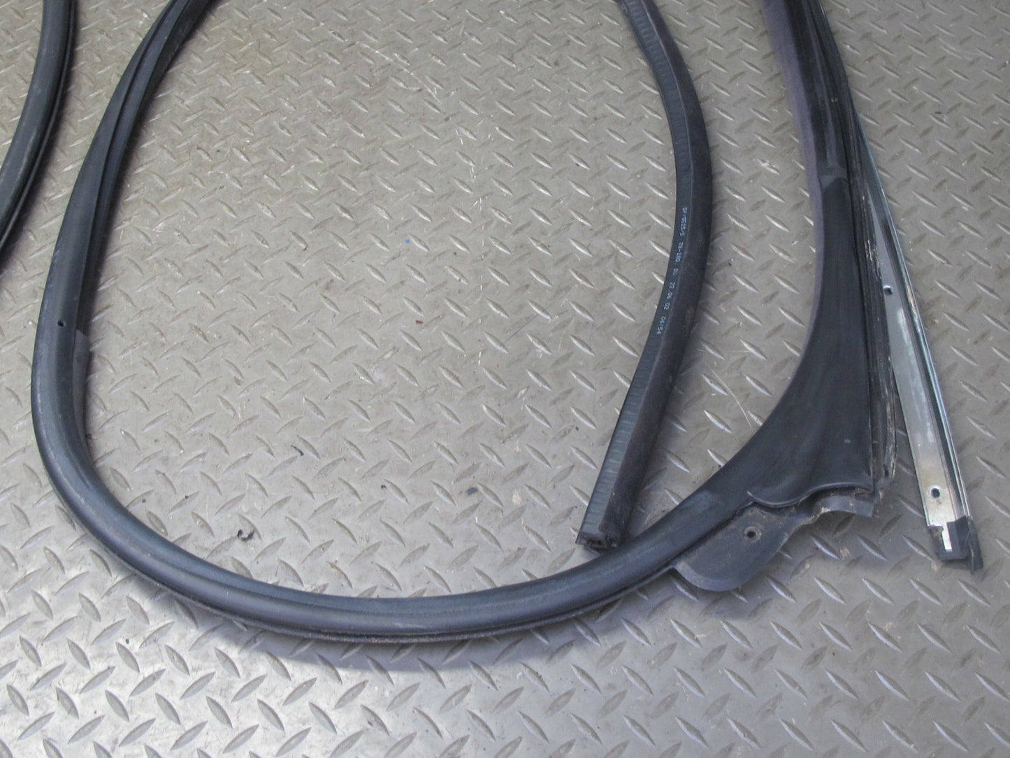 01-06 BMW E46 330ci Convertible Windshield TOP Weatherstrip Rubber Seal OEM