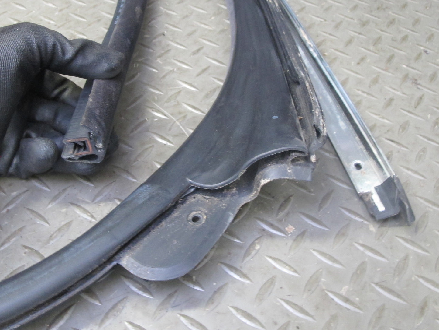 01-06 BMW E46 330ci Convertible Windshield TOP Weatherstrip Rubber Seal OEM