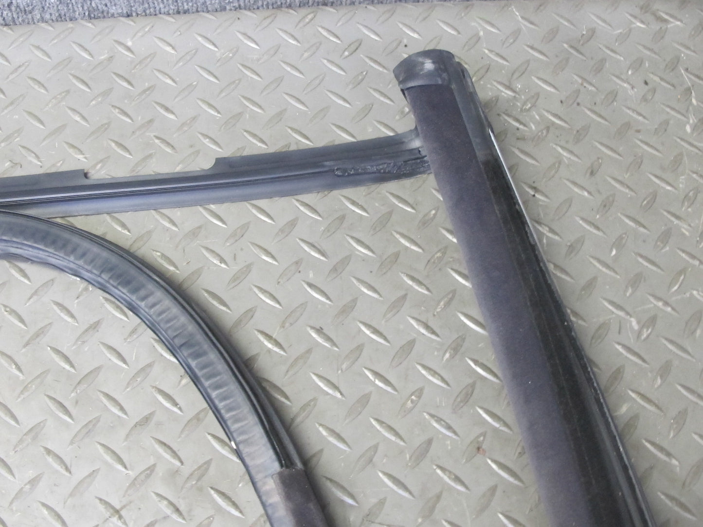 01-06 BMW E46 330ci Convertible Windshield TOP Weatherstrip Rubber Seal OEM