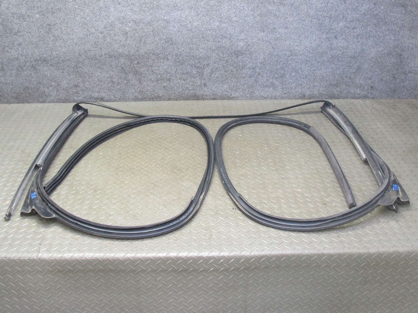 01-06 BMW E46 330ci Convertible Windshield TOP Weatherstrip Rubber Seal OEM