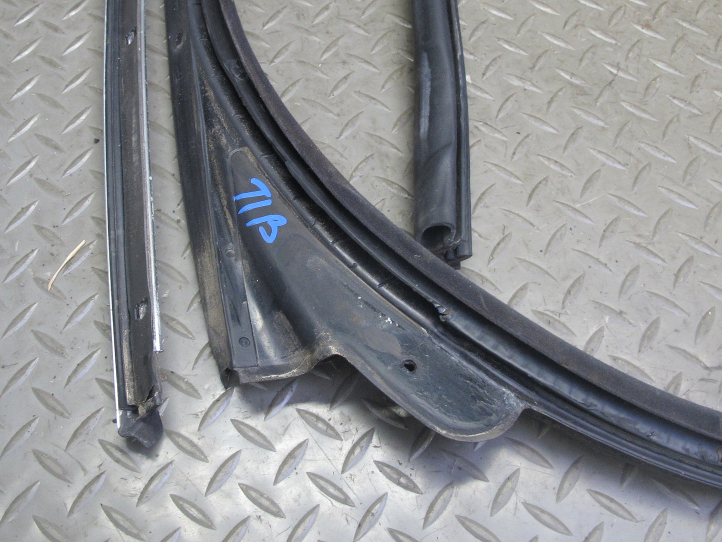 01-06 BMW E46 330ci Convertible Windshield TOP Weatherstrip Rubber Seal OEM