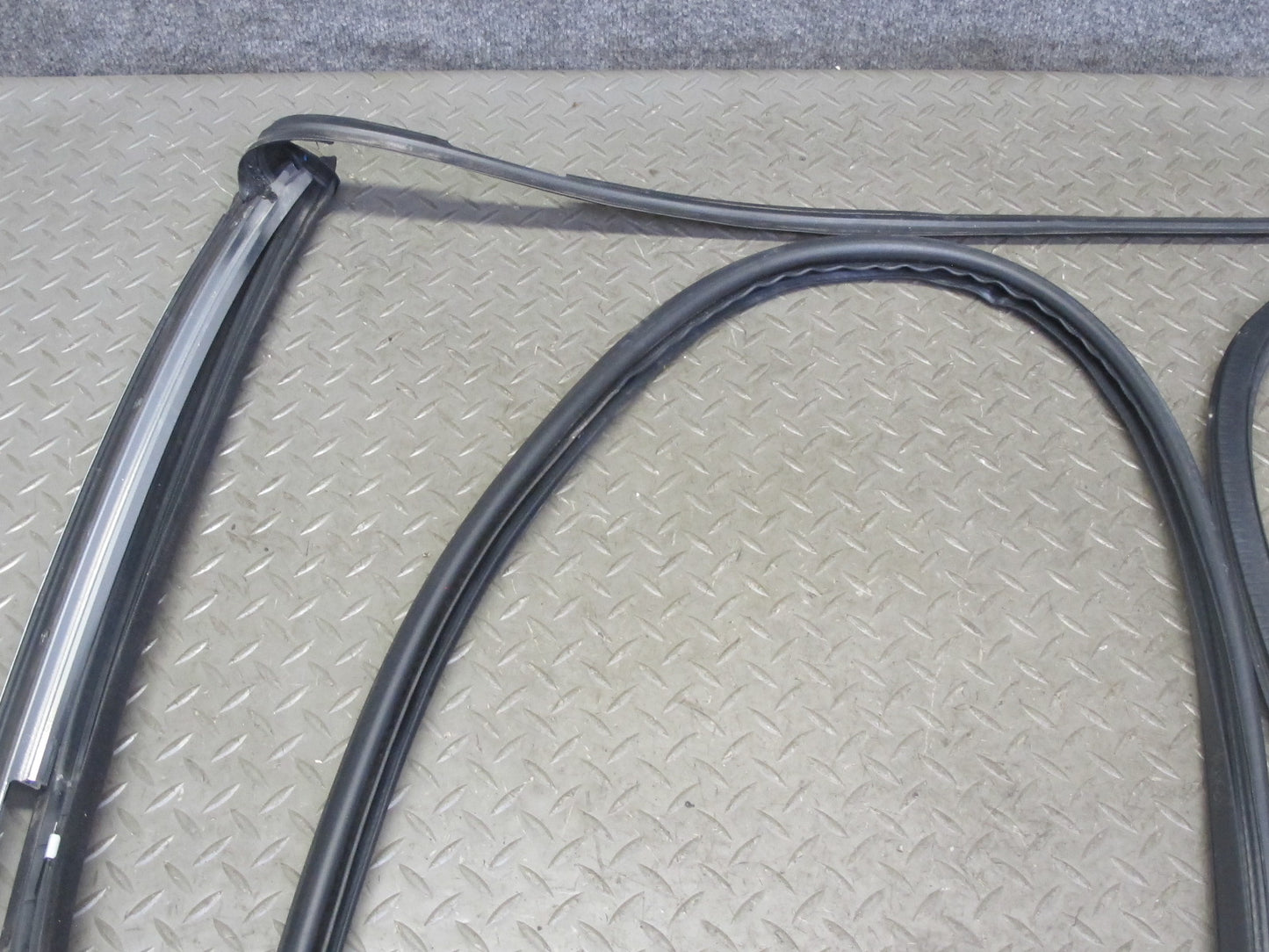 01-06 BMW E46 330ci Convertible Windshield TOP Weatherstrip Rubber Seal OEM